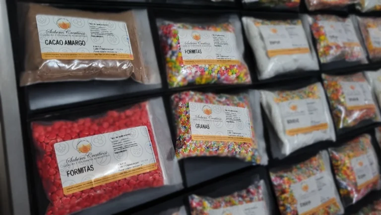 Granas, grageas y formitas: Decoraciones comestibles que venden